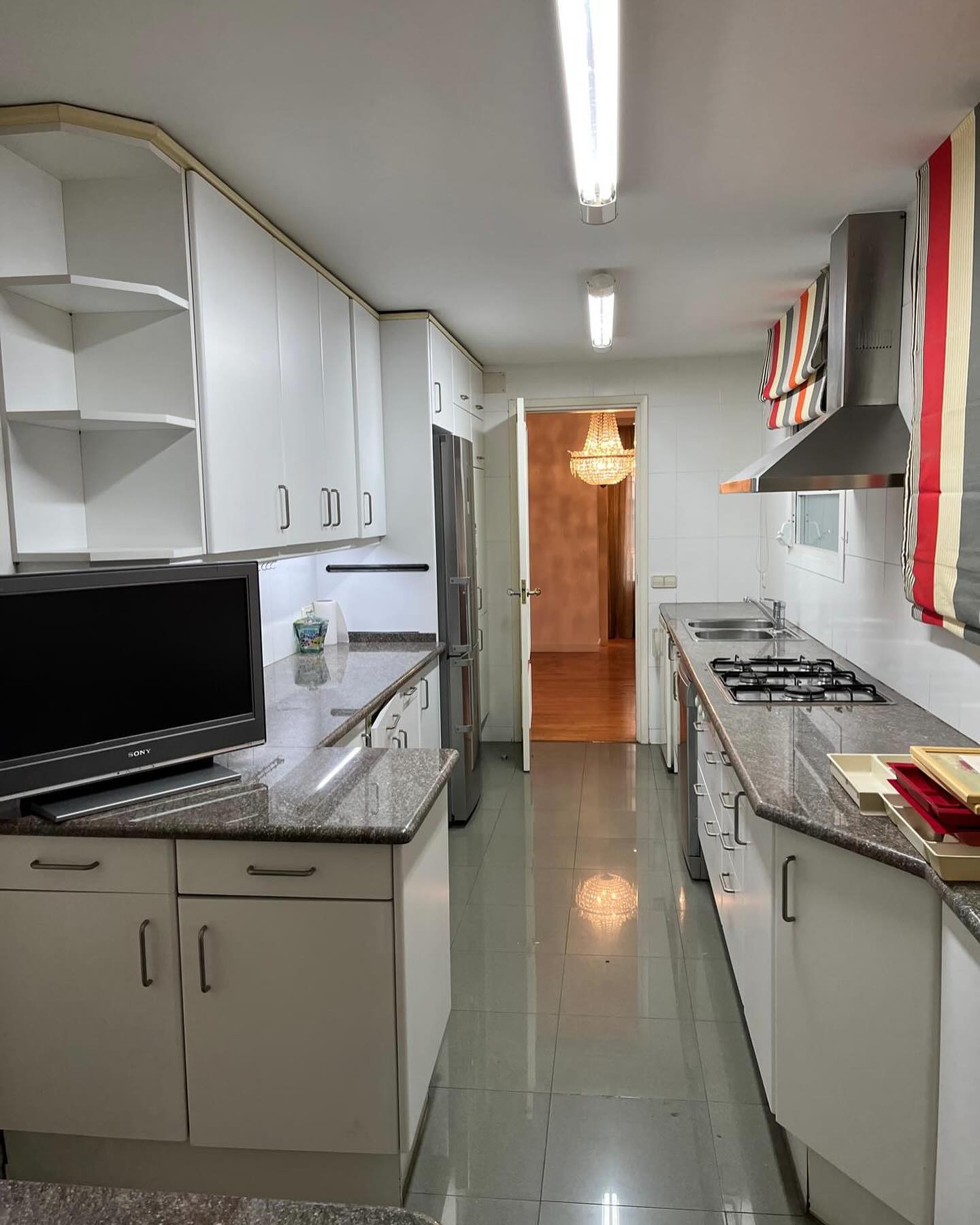 Pintor aplicando revestimiento exterior en edificio de Barcelona